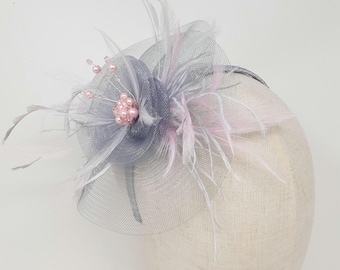 Fascinateur gris argenté et rose pâle fixé à l'attache, au peigne et à la bande Alice