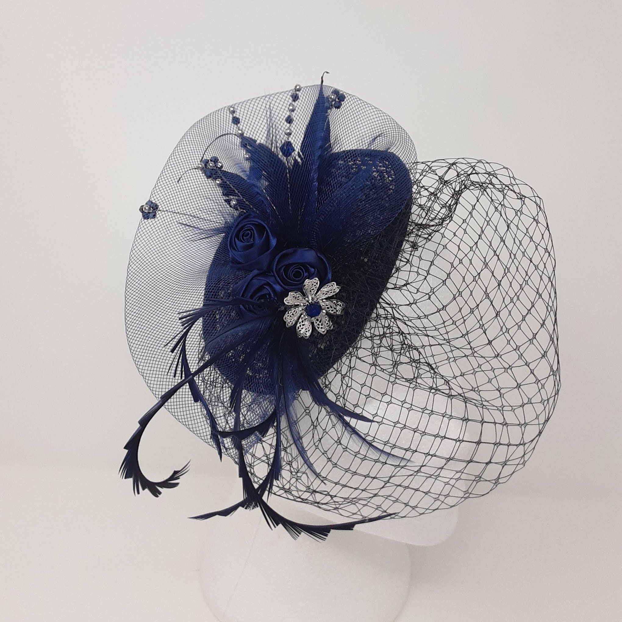 Fascinator Mit Totenkopf-Motiv – Klein, Marineblau, Mit Federn & Netz, Für Haare (Gabelclip)