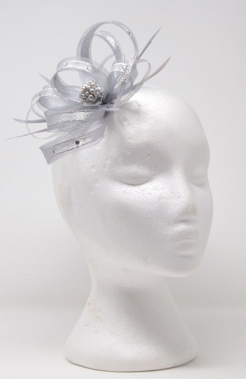 Sprankelende zilveren fascinator met kralencluster en diamanten op een kam, Alice-band en clip. afbeelding 2