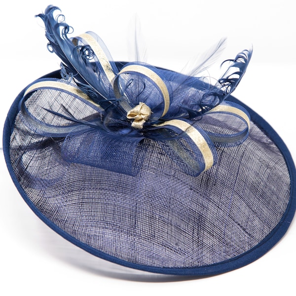 Blau-goldener Fascinator im Stil einer Fascinatorin mit Haarkamm, Clip und Haarreif.