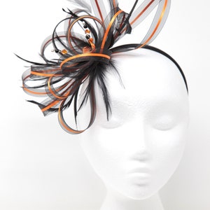 Schwarz-orangefarbener Fascinator an einer Spange, Kamm und Haarreif Bild 2