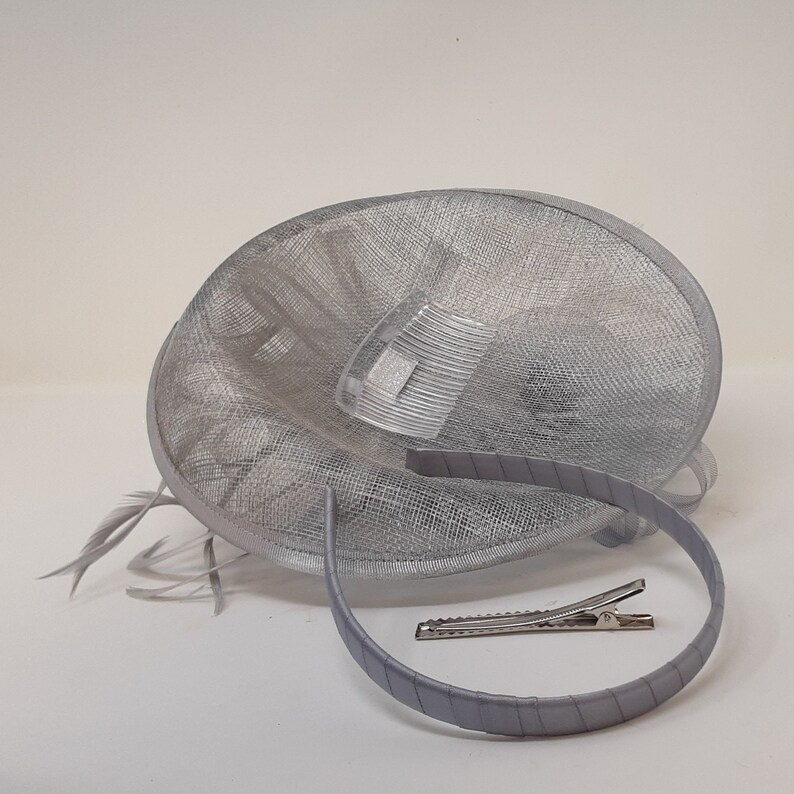 Silber schimmernder Fascinator Stil Fascinator mit Art Deco inspirierter Brosche auf einem Clip, Kamm und Haarreif Bild 7