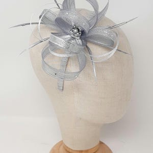 Sierlijke metallic zilveren tovenaar met kralencluster en sprankelende diamant, bruiloftshaaraccessoire