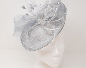 Fascinator in stile hatinator con riflessi argentati con spilla ispirata all'art déco su clip, pettine e fascia Alice