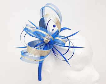 Fascinator blu cobalto con finiture in lurex oro e scintillanti diamanti con pettine, clip e fascia alice.