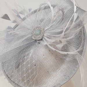 Silber schimmernder Fascinator Stil Fascinator mit Art Deco inspirierter Brosche auf einem Clip, Kamm und Haarreif Bild 6