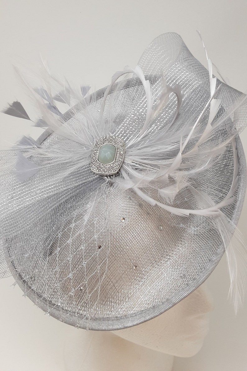 Silber schimmernder Fascinator Stil Fascinator mit Art Deco inspirierter Brosche auf einem Clip, Kamm und Haarreif Bild 6