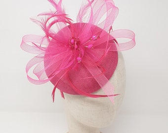 Leuchtender rosa Fascinator aus Steifleinen, Ascot, Derby, Hochzeit Kopfschmuck mit Perlen