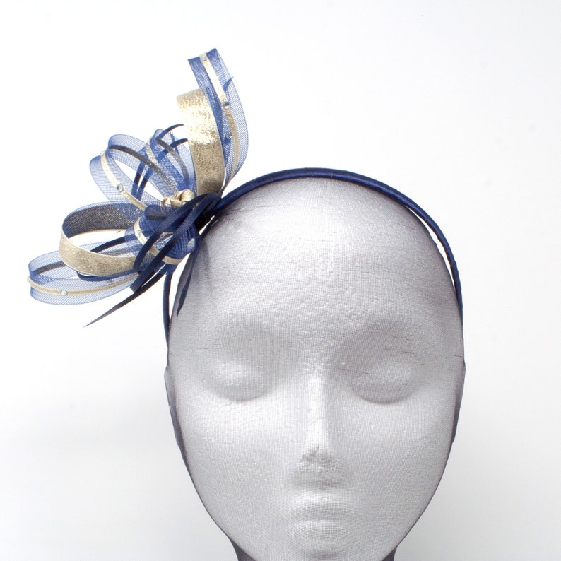 Fascinateur bleu marine avec garniture en lurex doré et strass étincelants avec peigne, clip et alice band. image 7