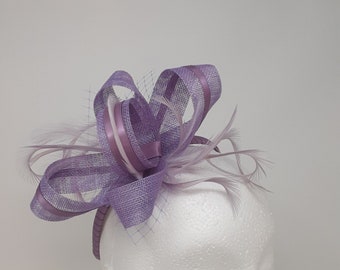 Lavendel Fascinator mit Schleife und Federn an einer Klammer, Kamm und Haarreif …