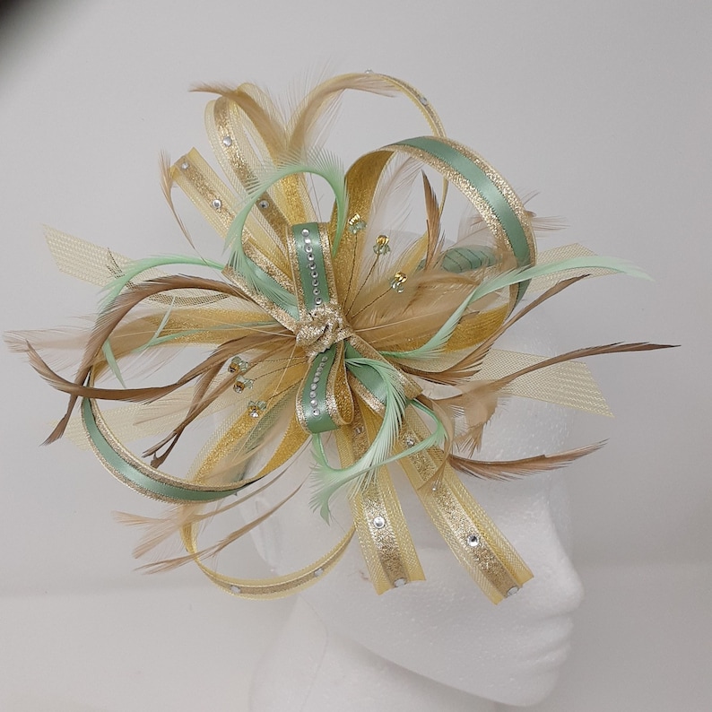 Gold und salbeigrüner Fascinator mit Strasssteinen. Auf Wunsch mit Clip, Kamm oder Haarreif Bild 1