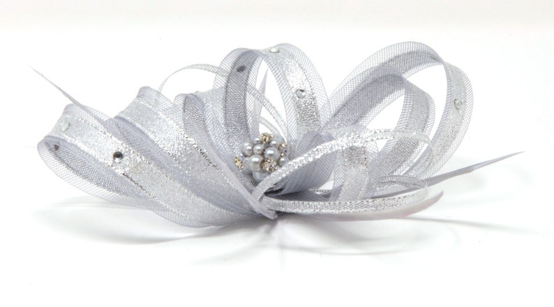 Sparkling silver fascinator with bead cluster and diamante' on a comb, Alice band & clip. 画像 1