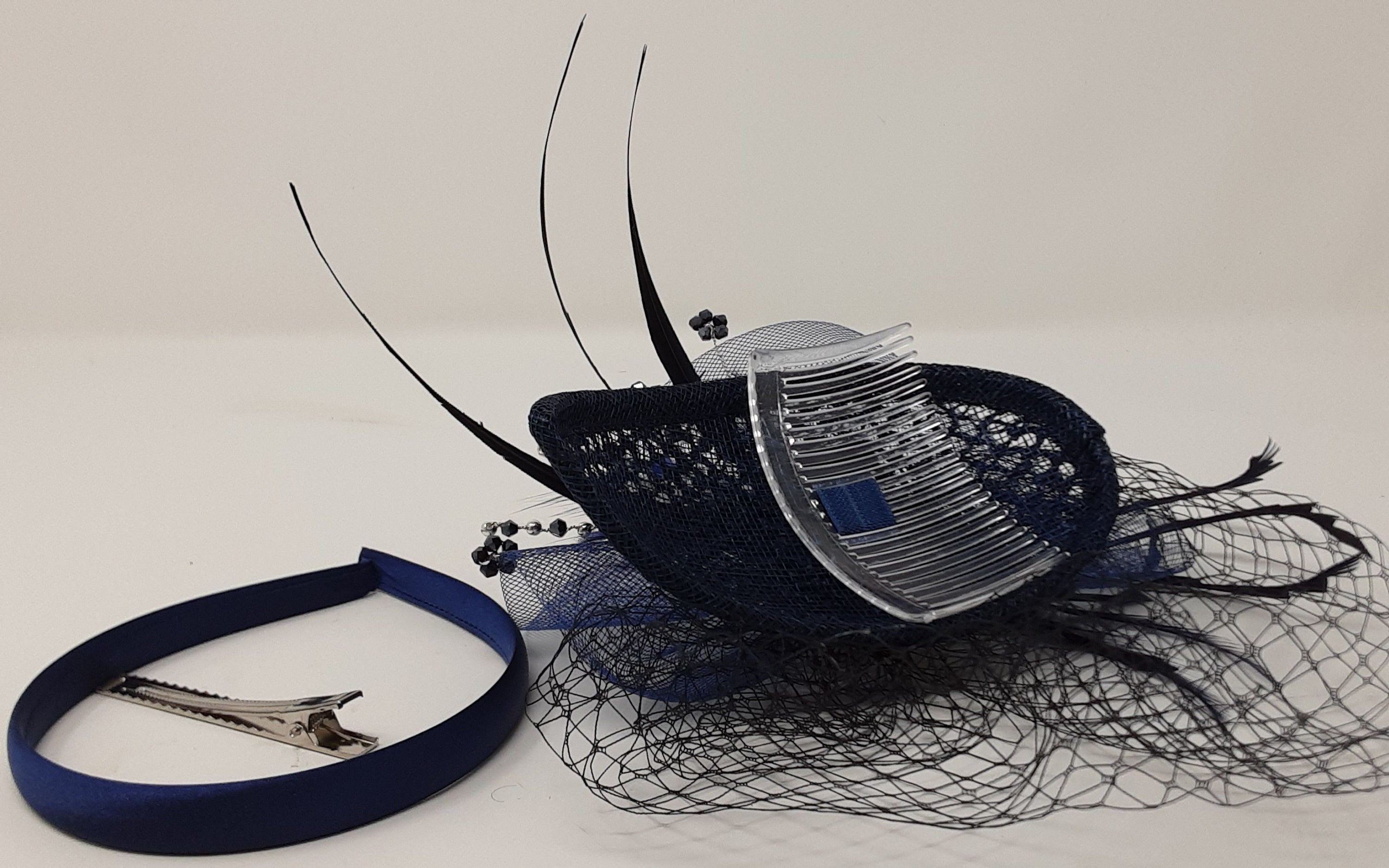 Marineblauer Fascinator Mit Totenkopf – Federn & Netz Auf Gabelclips Für Hochzeiten & Rennen