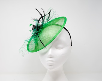 Smaragdgrüner und schwarzer Fascinator im Hutinator Stil mit Kamm, Clip, Alice Band.