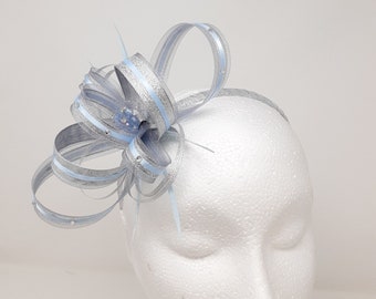 Sprankelende zilveren en ijsblauwe fascinator met kralencluster en diamant op een kam, Alice-bandje en clip.