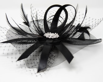 Schwarzer Fascinator mit Diamantè Brosche an Clip, Kamm und Alice Band