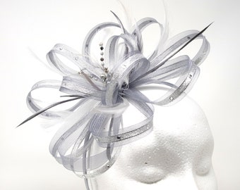 Metallic silberfarbener Fascinator mit zentralem Perlencluster auf Kamm, Haarreif oder Clip.