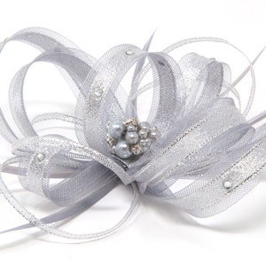 Sprankelende zilveren fascinator met kralencluster en diamanten op een kam, Alice-band en clip. afbeelding 5