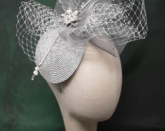 Esclusivo Hatinator in rafia scintillante - Fascinator di tendenza color argento - Arte da indossare - Cappello della serie Midnight Edge