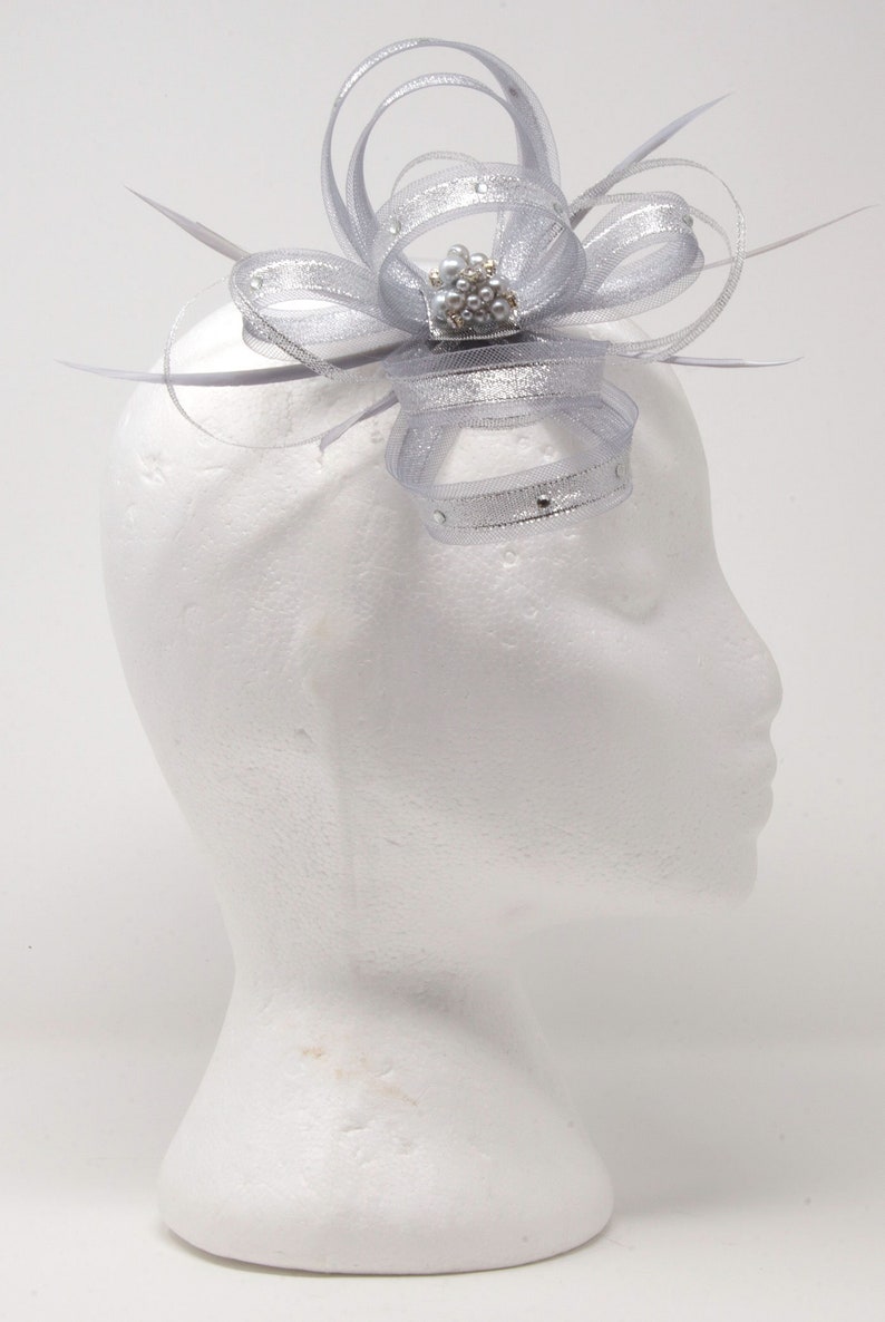 Sprankelende zilveren fascinator met kralencluster en diamanten op een kam, Alice-band en clip. afbeelding 3