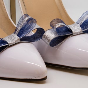 Blu navy e scintillanti clip per scarpe in lurex metallizzato argento ...
