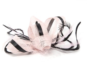 Fascinator rosa blush con nastro accento nero e piume su una clip, pettine e banda Alice