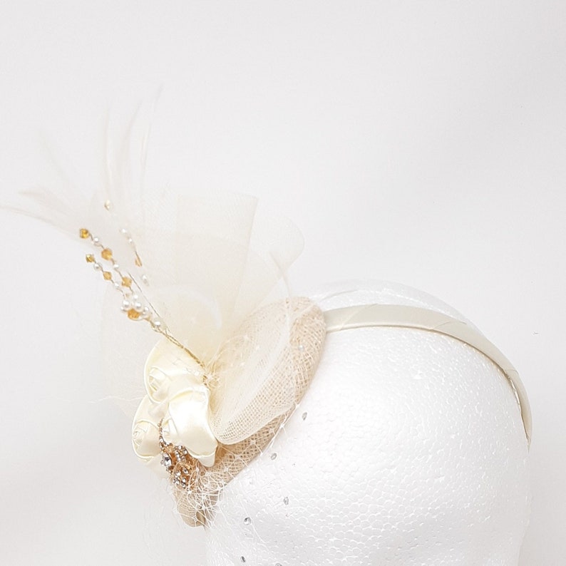Fasinator ivoire et or avec voile et beau détail de perles. image 3
