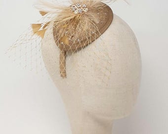 Goldschimmernder Tropfenform Fascinator mit Strassbrosche.