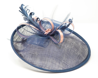 Marineblauer und roségolder Hutinator Stil Fascinator mit Kamm, Clip, & Alice Band.