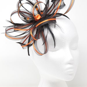 Schwarz-orangefarbener Fascinator an einer Spange, Kamm und Haarreif Bild 3