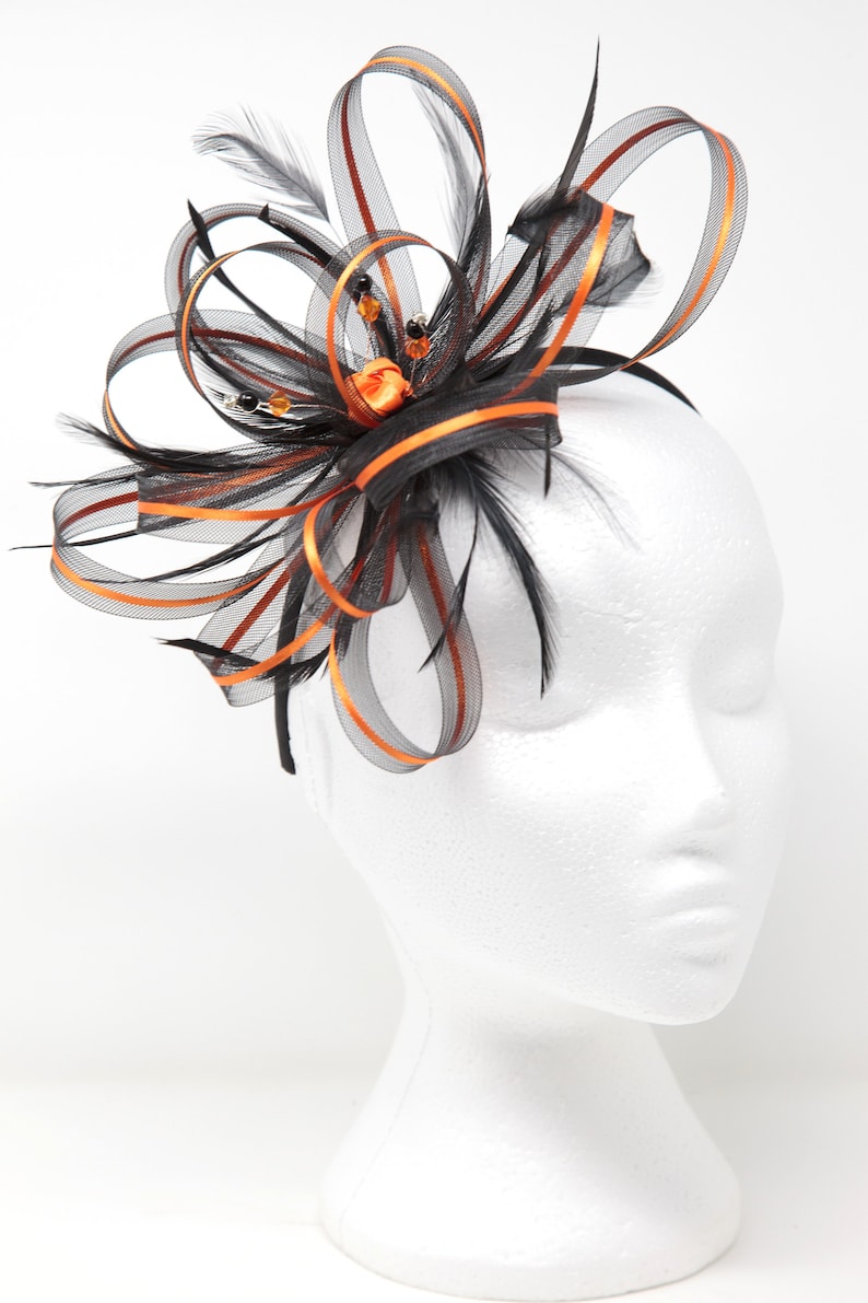 Schwarz-orangefarbener Fascinator an einer Spange, Kamm und Haarreif Bild 3