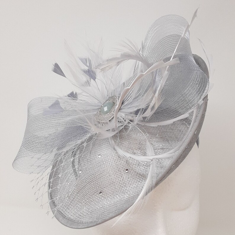 Silber schimmernder Fascinator Stil Fascinator mit Art Deco inspirierter Brosche auf einem Clip, Kamm und Haarreif Bild 5