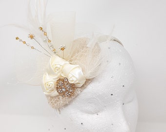 Fascinator avorio e oro con velatura e bellissimo dettaglio di perline.