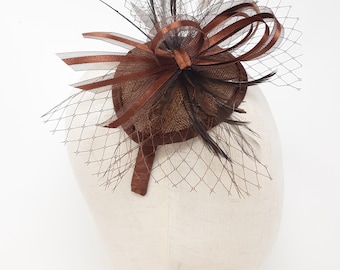 Schokobrauner Teardrop Fascinator: herbstliche Hochzeit Haarschmuck mit Federn