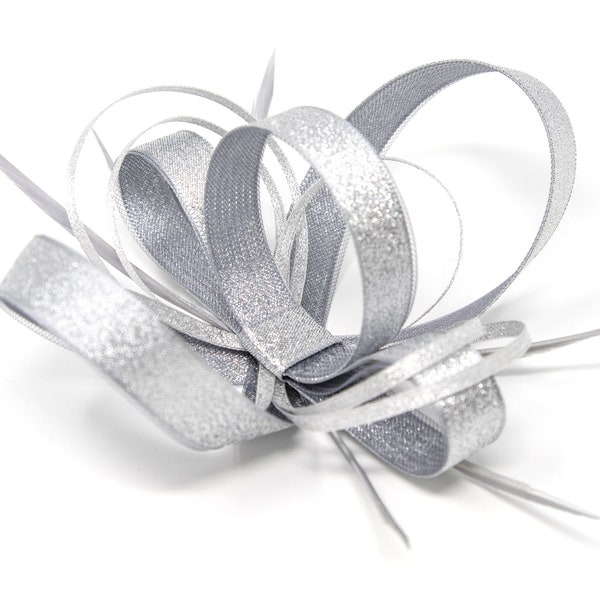 Metallisch silberner Fascinator mit Kamm, Clip & Haarreif.