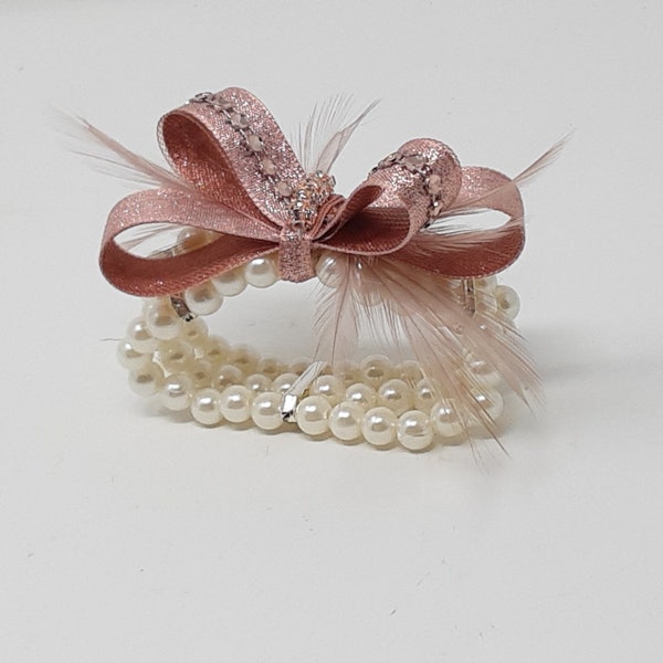 Hübsch schimmernde roségoldene Handgelenk-Corsage an einem Perlen- und Diamant-Armband