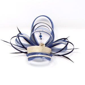 Fascinateur bleu marine avec garniture en lurex doré et strass étincelants avec peigne, clip et alice band. image 2