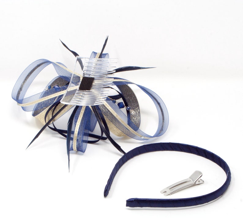 Fascinateur bleu marine avec garniture en lurex doré et strass étincelants avec peigne, clip et alice band. image 4