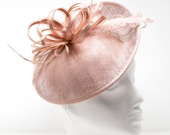 Schimmernder roségoldener Fascinator im Hatinator-Stil mit Kamm, Clip und Alice-Band.