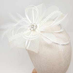 Ivory and pearl fascinator with pearl and diamante' diamante' brooch, on a comb, Alice band or clip.