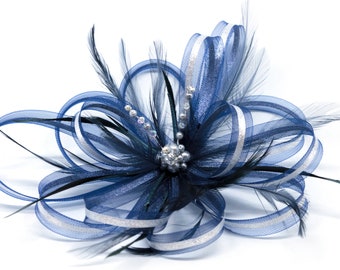 Marineblauwe en zilveren fascinator met een vleugje sprankelende diamanten op de clip, kam en Alice-band.