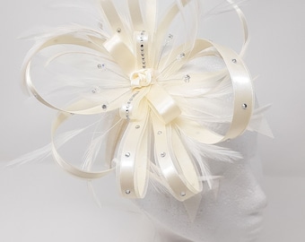 Elfenbeinfarbener Satin Fascinator mit Diamanten. An einer Klammer, Kamm oder Haarreif