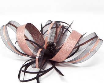 Schwarzer Fascinator mit Rosegold Lurex Borte, Diamantè und Mittelperlencluster mit Kamm, Clip, & Haarreif.