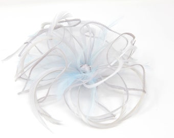 Silbergrauer Organza und hellblauer Fascinator auf einer Spange, Kamm und Haarreif