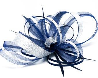 Fascinator blu navy con finiture in lurex argento e brillantini su pettine, fascia Alice e clip.