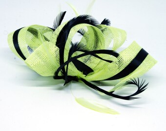 Fascinator de chaux d’agrumes et noir sur un clip, peigne et bande d’Alice