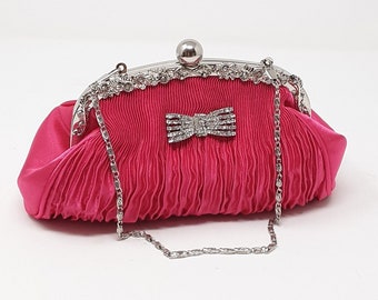 Plissee Clutch-Tasche aus Satin in Fuchsia mit Strass-Bogendetail.