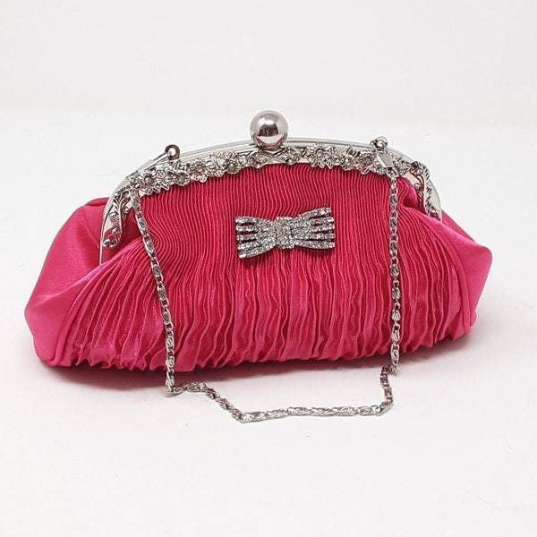 Pochette plissée en satin rose fuchsia avec nœud en strass.