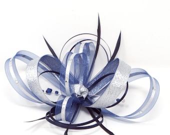 Dunkelblauer Fascinator mit silberner Lurexborte und funkelndem Diamantè mit Kamm, Clip & Haarreif.