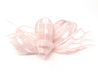 Fascinator rosa cipria su pettine, fascetta Alice e clip.